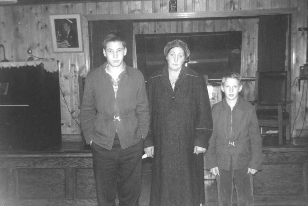 Arvel Mosier, zijn moeder Hattie en zijn broer Wayne bij het altaar van de Branham Tarbernacle.