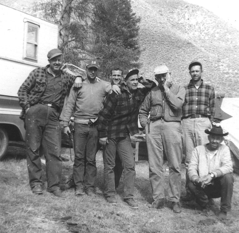 Banks Wood, Billy Paul Branham, Ronnie Evans, William Branham, Welch Evans, Carl Wheeler en Veron Mann (gehurkt), te Kremmling, Colorado, 1963.
