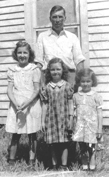 Curtis met zijn dochterts Ora Mae, Sissy en Shirly
